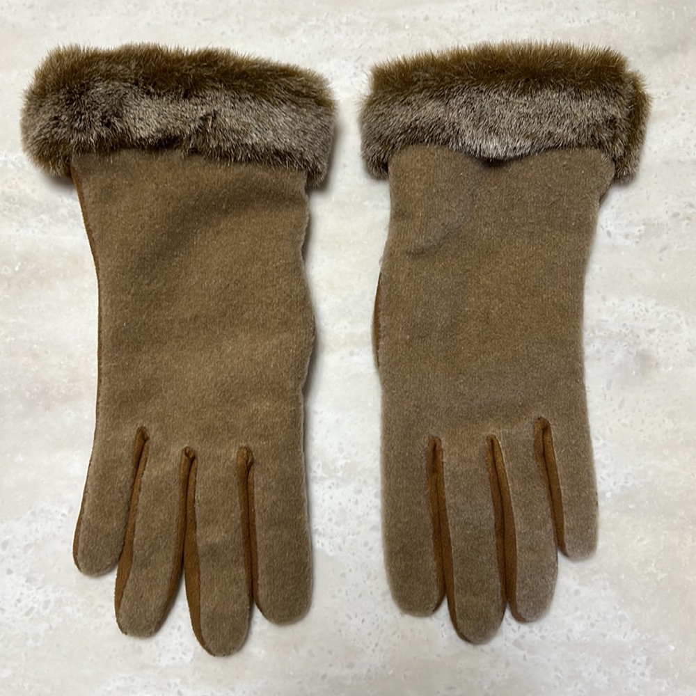 NWOT Grandoe fur trimmed gloves - Picture 2 of 5